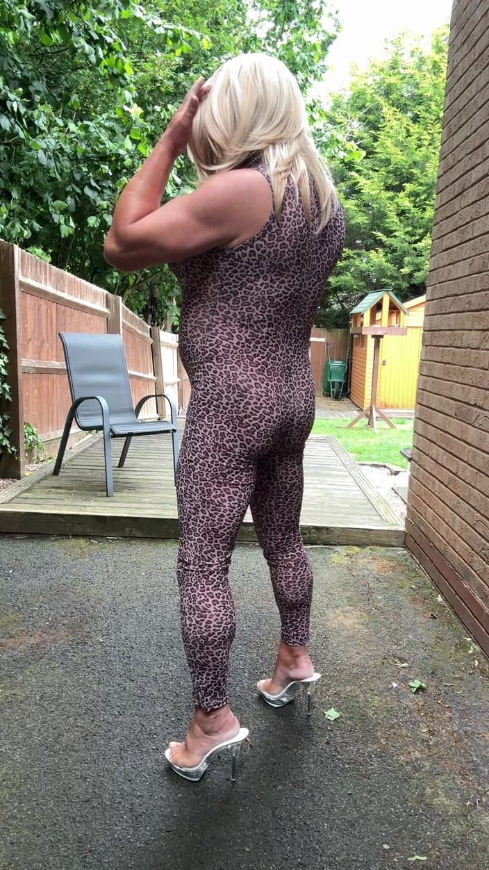 Kellycd2022: Sexig crossdresser Kellycd2022 i kattdräkt i leopardtryck och klackar