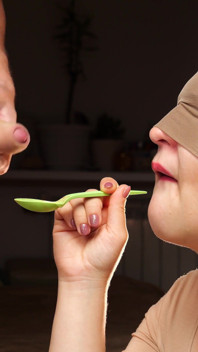 Sendok air mani untuk bibir yang dicintai.