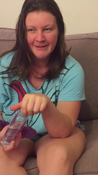 Filmato con iphone che usa un enorme dildo viola per la prima volta