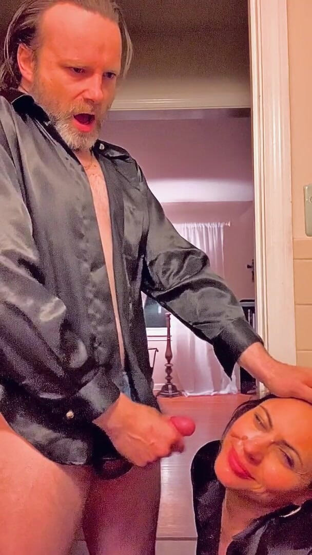 Satin Fetish King: 与漂亮的熟女的缎面口交和性交