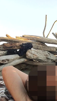 Mostrando al aire libre en la playa nudista chupando y corrida de gran polla delante de todos - misscreamy
