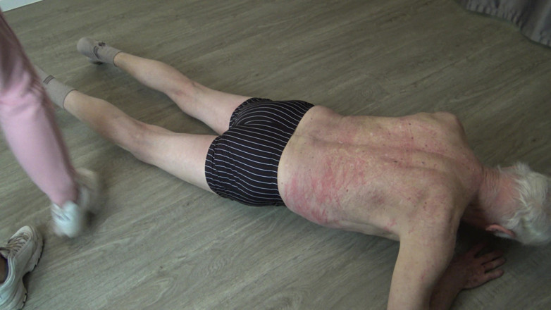 Femdom Austria: Sadistisk sjuksköterskas sparkslav!