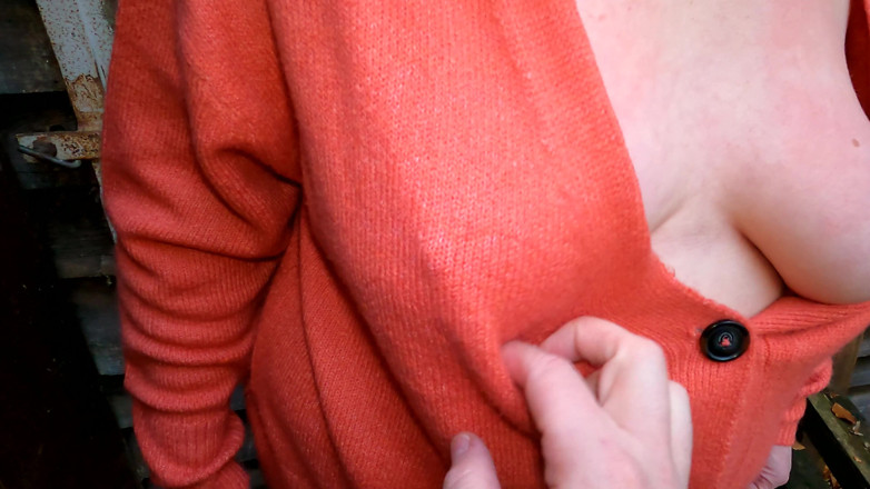 Bouncy Tits Action: Kroucení a mlácení bradavek před lesní chatou