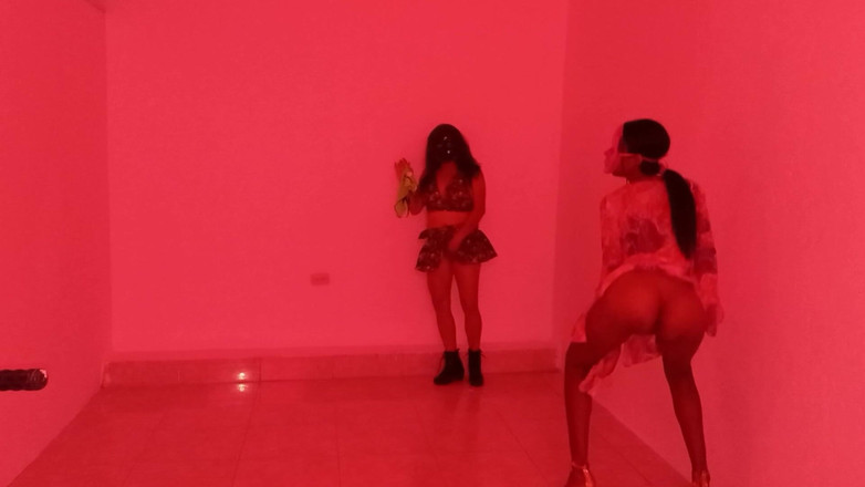 Martin13: Kawan baik Berkumpul Untuk Melakukan Tarian Sensual Menunjukkan