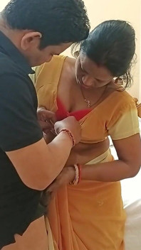 Bhabhi Ấn Độ mới kết hôn thổi kèn sâu cổ họng và làm tình nóng bỏng với anh kế trẻ trong khi mặc áo saree