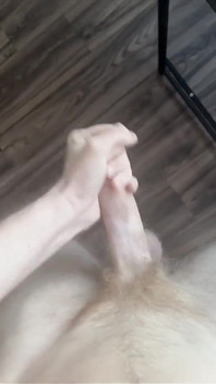 Nadržená Twink Honí a Tvrdě Stříká Na Macbooku - Chlupaté Nohy a Abs! Celé Video