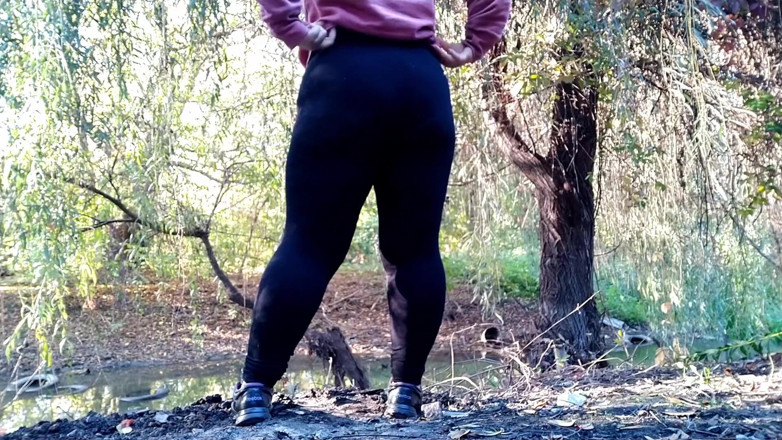 Elena: Taytlı tombul orta yaşlı seksi kadın parkta işiyor