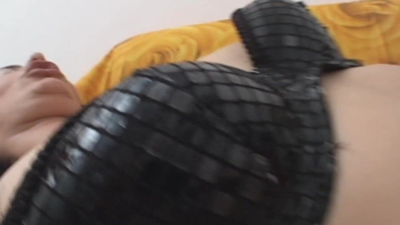 My porn family: 穿着黑色丝袜的热辣黑发熟女骑乘坚硬鸡巴
