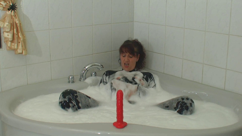 Rubber & Clinic Studio - 1ATOYS: In gummi im whirlpool entspannen