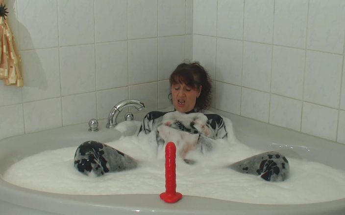 Rubber &amp; Clinic Studio - 1ATOYS: 在按摩浴缸里穿着橡胶放松