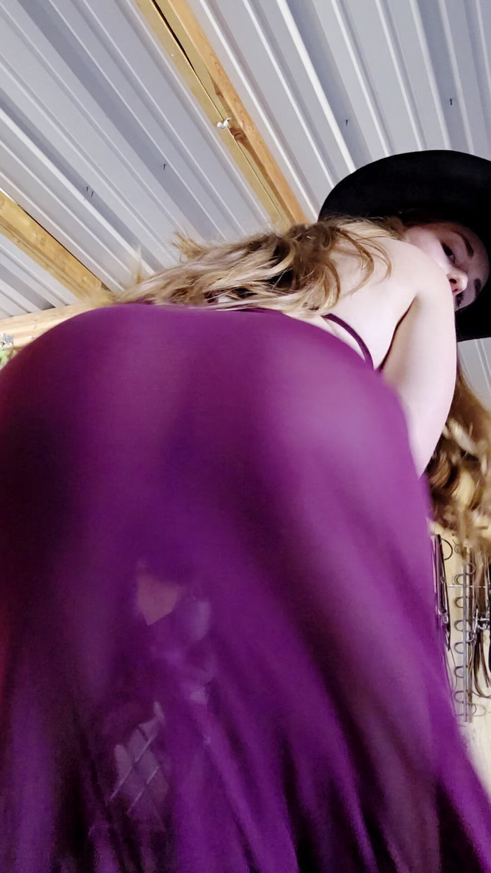 NaughtyRedFarmgirl: Zrzavá bohyně tě požádá, abys ošukal zadek jazykem