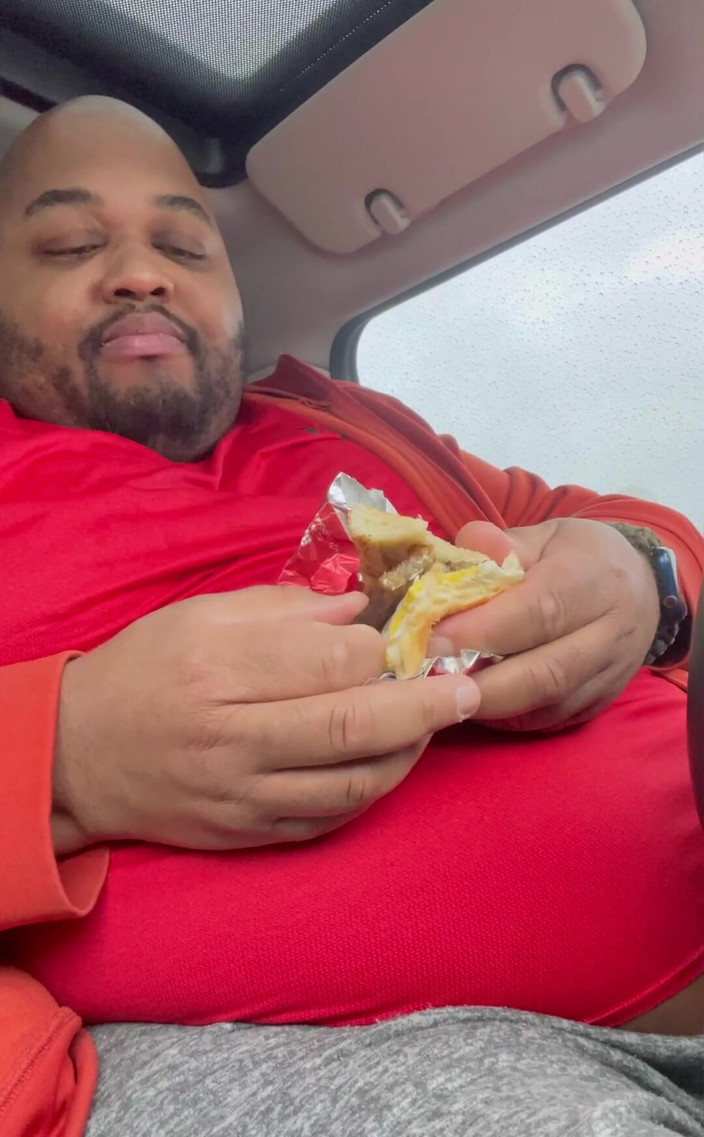 Blkhole420: Śniadanie w małym samochodzie