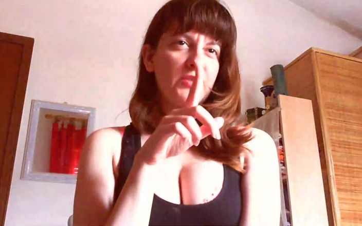 Nicoletta Embassi: 要成为我的娇小，你就没有机会了！你喜欢被羞辱并被当作肮脏的DG对待！