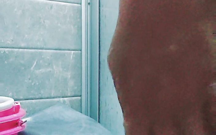 Cool Body: Tôi thủ dâm một mình trong phòng tắm