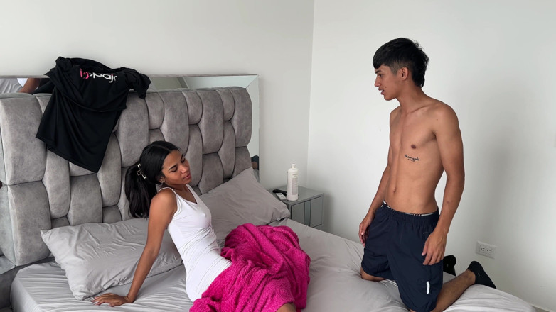 Erickandzoe: 나는 흥분한 의붓여동생을 내 여자친구라고 착각하게 만들었고, 결국 그녀의 질을 관통하다가 사정했다.