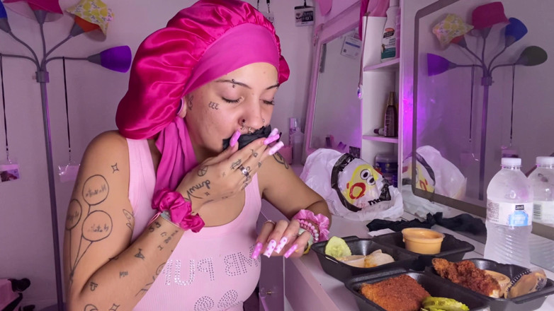 Nali Marie: Mukbang - mâncare picantă Asmr Long Nails - necurat pe față Vlog