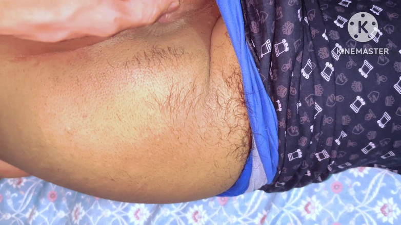 Desi__Panda: O colegă de cameră cu curul mare îi fut prima dată...