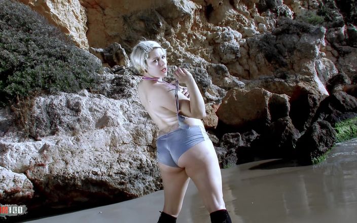 MMM100: Dulce Canela: La fyllig blond dulce canela strippar vid havet