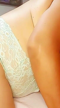 Che deliziosa gola profonda di una matura in lingerie succhia il cazzo come una puttana