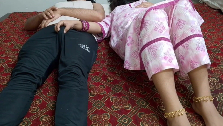 QueenbeautyQB: सौतेली मम्मी अपनी शारीरिक इच्छाओं को पूरा करने के लिए अपने सौतेले बेटे के साथ संबंध बनाती है