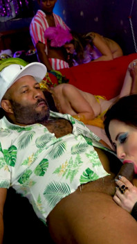 Orgie anală cu sex în grup cu matură dolofană carnavală