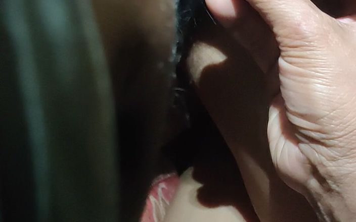 Pinki rockstar: Chatte rasée sous une culotte rose, chut desi sexy