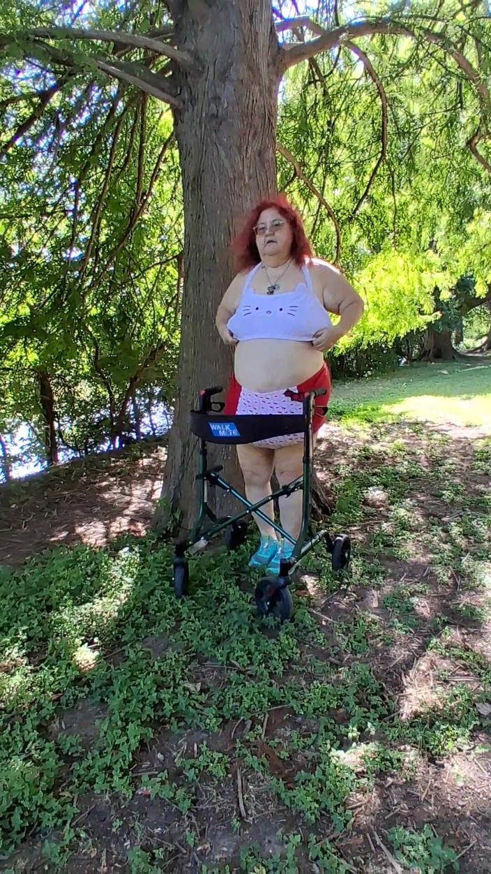 BBW nurse Vicki adventures with friends: BBW-krankenschwester Vicki flaniert in ihrem hallo kitty badeanzug einen bikini!...