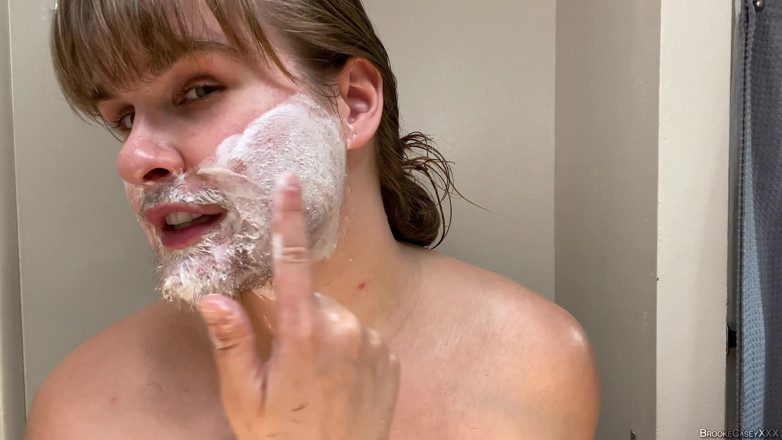 Brooke Casey: Primera vez afeitando mi cabello facial