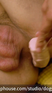 Leo caresse sa bite en se faisant baiser par une énorme bite en caoutchouc !