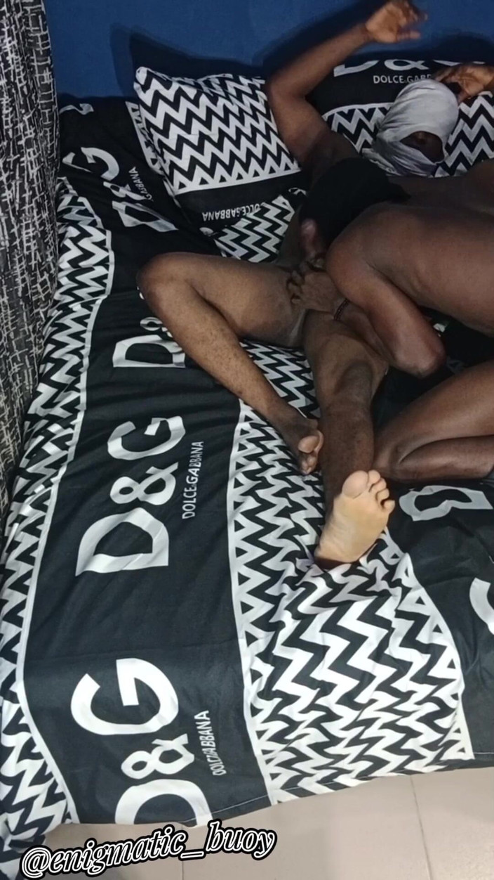 Enigmatic Buoy: 義理の弟が親友とイチャイチャしているのをどうやって見つけたのか