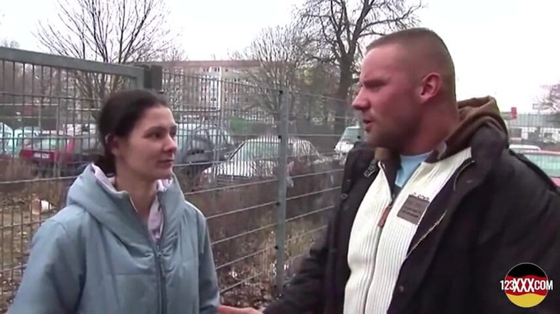 123XXX - 100% Amateurs: Un tip sălbatic oferă crema lui caldă unei gagici germane...