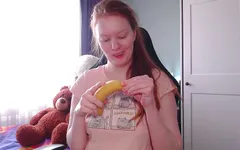 Het is tijd voor een zoet tussendoortje! Deze banaan lijkt zoveel op je lul! Kijk hoe hebzuchtig ik er aan zuig!