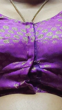 Mătușă indiancă sexy face sex cu cel mai bun prieten în dormitor.