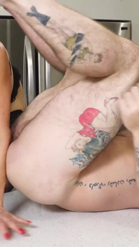 Horny gilf sexy vanessa rút cạn con cu khổng lồ của Sgt Miles!
