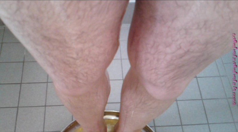 Carmen_Nylonjunge: Pisoteado en huevos mear