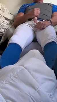 Il giocatore di baseball Alpha Jockdad87 si infila il suo sportivo nell'abbigliamento blu.