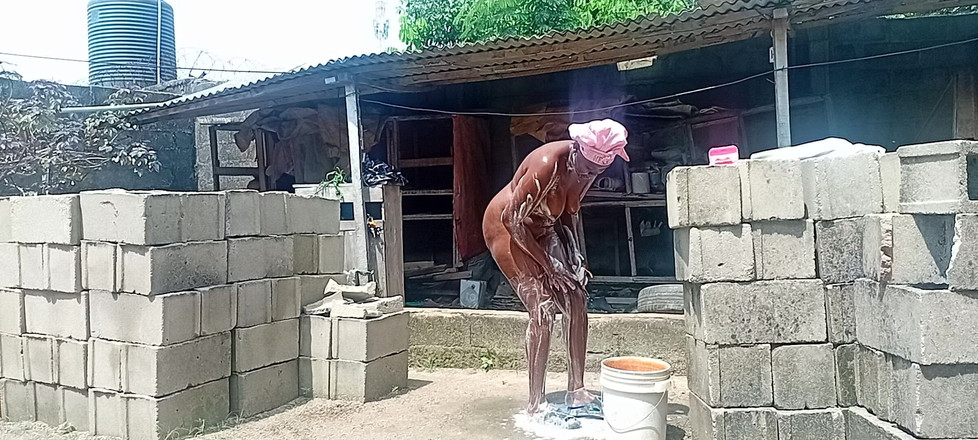 Creamyshuga: La ragazza sexy del villaggio si fa il bagno fuori...