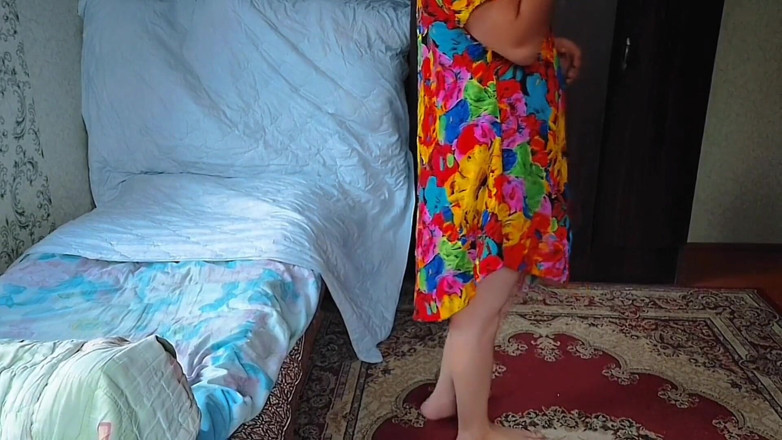 Kitty_Cross: Seksi kadın egemenliği renkli neon parıltısı altında vahşi dans ediyor