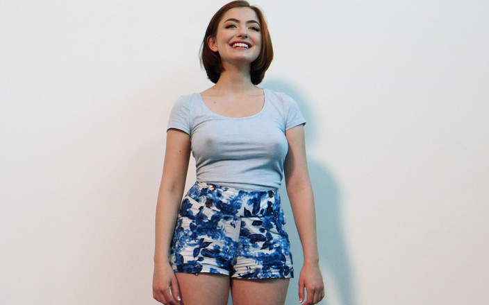 Net Video Girls: Dziewczyna z idealnymi cyckami rucha swojego pierwszego czarnego faceta i...