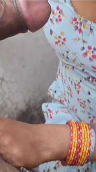 Awek desi jiran saya menghisap batang besar saya sehingga pancutan berdenyut dalam mulut