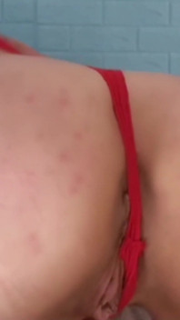 Tante bahenol lagi asik ngusap memeknya pakai kain sperma