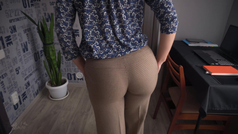 Teasecombo 4K: 바지가 갈라질 때까지 쪼이는 엉덩이를 괴롭히는 밀프 비서