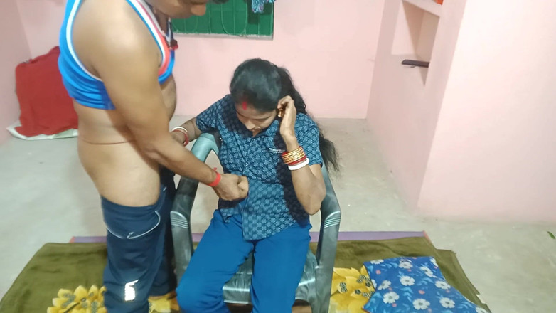 Sumitra-bhabi: 姐夫在脱光了她的裸体后操了嫂子