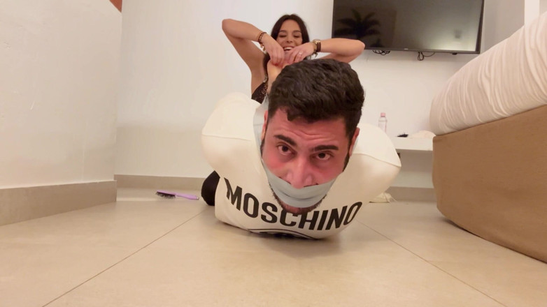 Latina Fetish: 라티나의 실시간 세션 엄격한 로프 호그티, 테이프 재갈, 공 재갈을 물고 그녀의 서브에 격렬한 간지럼