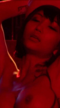 Hete stripper met enorme borsten bevredigt klant met een goede neukpartij