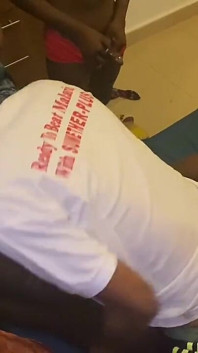 1 buceta 5 paus. Gata gostosa fodendo um esquadrão inteiro