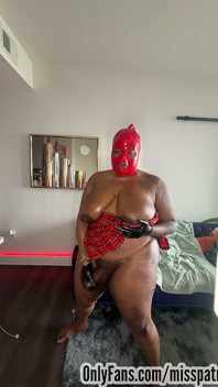 Madrasta querida Patra em Látex Vermelho