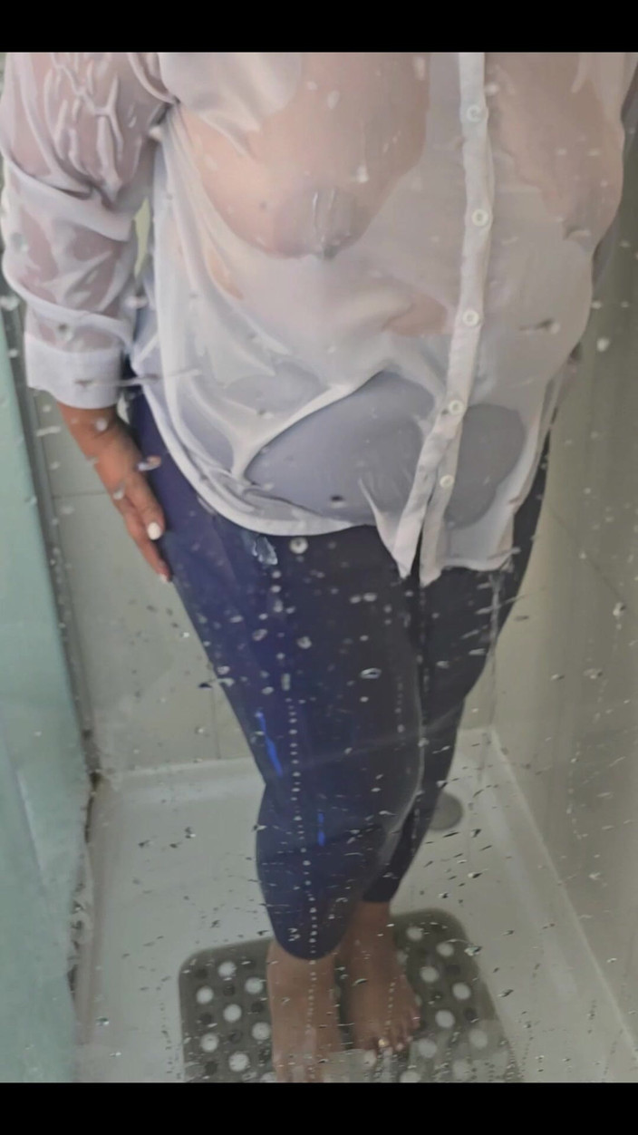 Slutty Ms B: Witte satijnen blouse douche