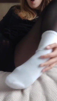Sunt atât de excitată când port ciorapi sexy și șosete albe și vreau să mă joc cu pizda mea