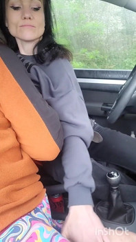 公共代理人：搁浅的骑自行车者搭讪 - 通过口交、车内性爱和喷出 orga 帮助他热身